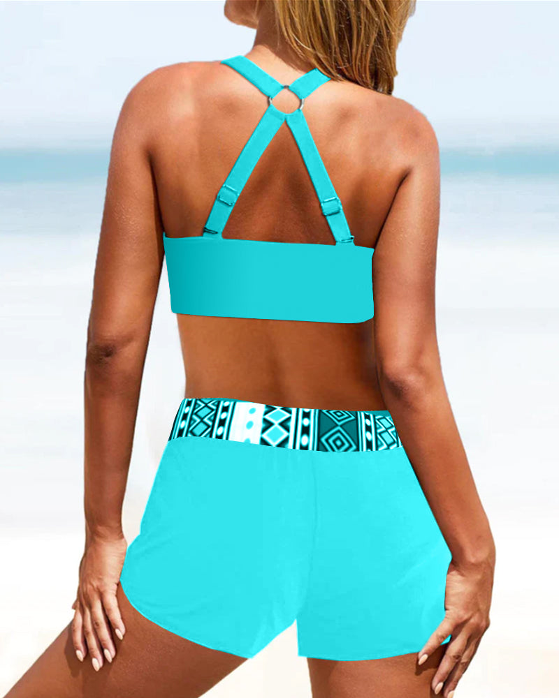 Hochgeschnittener bikini mit geometrischem muster